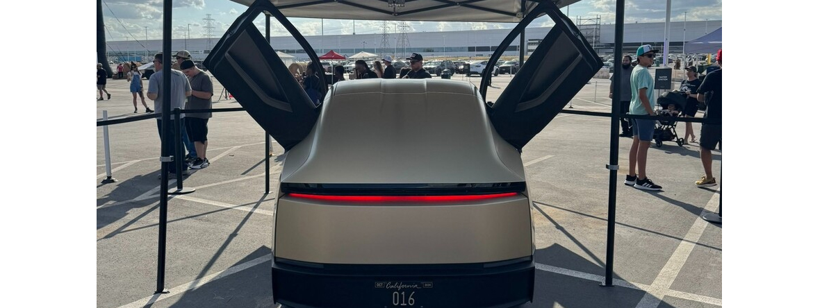 Tesla вперше показала Robotaxi при денному світлі, щоб продемонструвати більш гладкий дизайн
